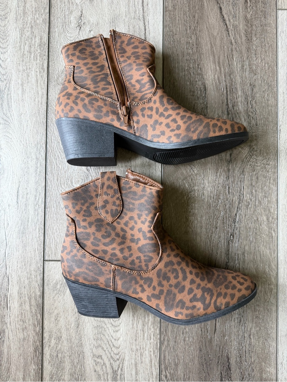 True Craft Winnie Leopard Print Brown Ankle Boots- NWOT - Picture 3 of 9
